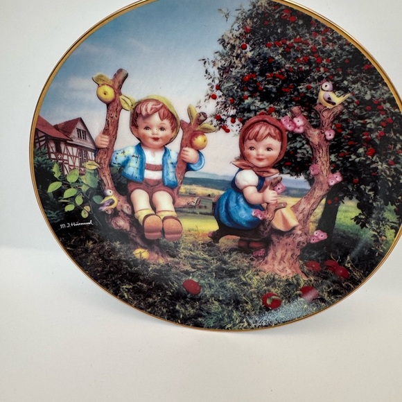 Vintage 1989 MJ Hummel "Apple Tree Boy & Girl"  Danbury Mint 8" Plate W/Gold Rim - Picture 2 of 5